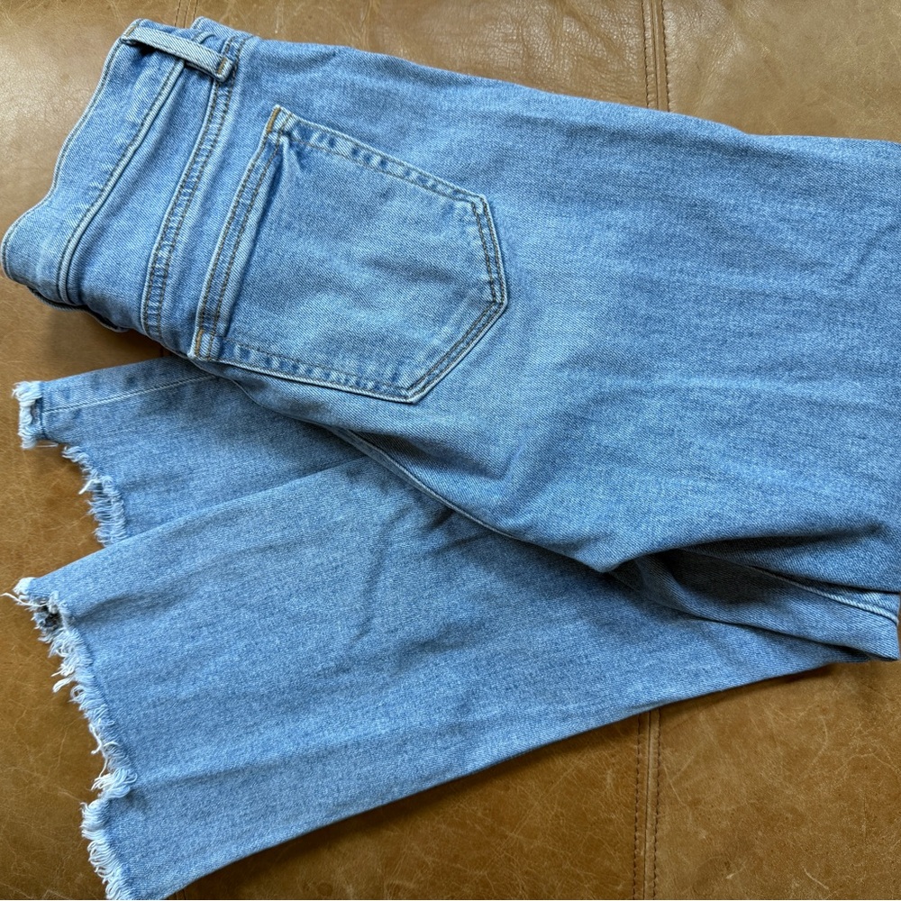 Women’s LOFT Light Blue Frayed Hem Cropped Jeans Size 4/27